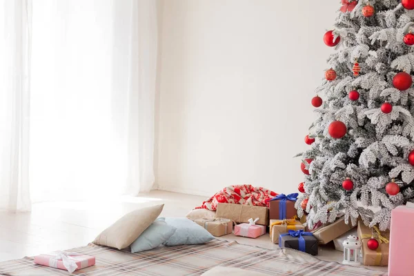 Wakacje wnętrze białe Boże Narodzenie drzewo z prezenty i dekoracje girlandy świateł nowy rok — Zdjęcie stockowe