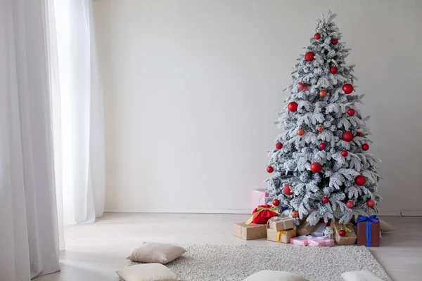 Interior de vacaciones Árbol de Navidad blanco con regalos y decoraciones guirnaldas de luces año nuevo — Foto de Stock