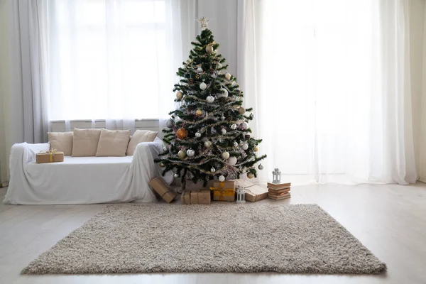 Interior de vacaciones Árbol de Navidad blanco con regalos y decoraciones guirnaldas de luces año nuevo —  Fotos de Stock