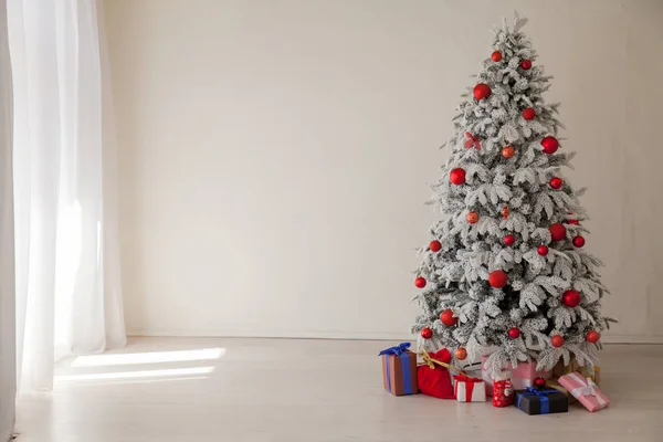 Fehér karácsonyfa, ajándékok és díszek a fények újév Garland — Stock Fotó