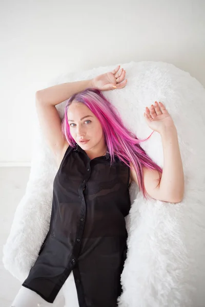 Portrait of beautiful fashionable woman with pink hair — Stock Photo, Image