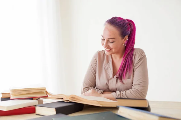 Bella donna d'affari che lavora in un ufficio dietro un tavolo con libri — Foto Stock