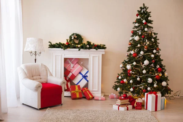 Árvore de Natal luzes de guirlanda ano novo presentes de férias decoração de casa branca — Fotografia de Stock