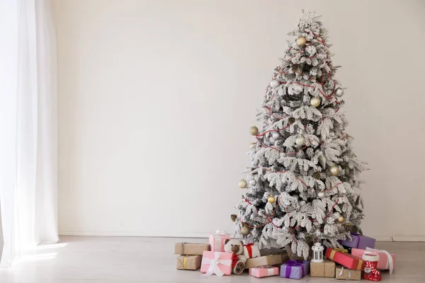 Árvore de Natal com presentes, luzes de grinalda ano novo — Fotografia de Stock