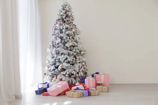 Hediyeler, Garland ışıkları yeni yıl ile Noel ağacı — Stok fotoğraf