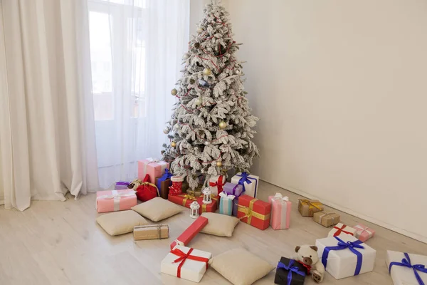 Christmas tree in the Interior of the white room gifts new year holiday — Stock Photo, Image