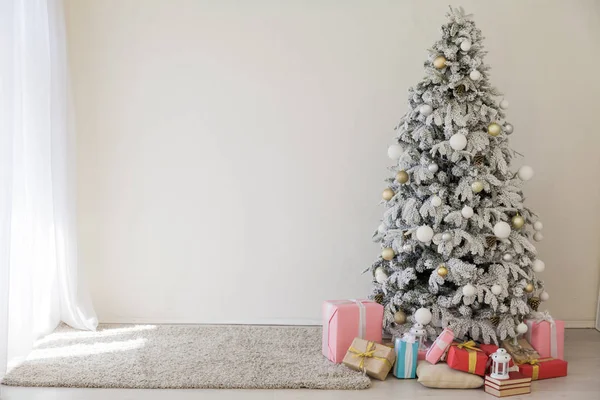 Árbol de Navidad en el interior de la habitación blanca regalos año nuevo vacaciones —  Fotos de Stock