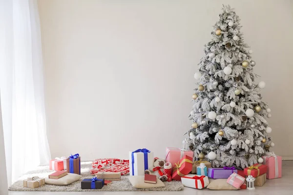 Boże Narodzenie drzewo we wnętrzu na wakacje nowy rok prezenty biały pokój — Zdjęcie stockowe