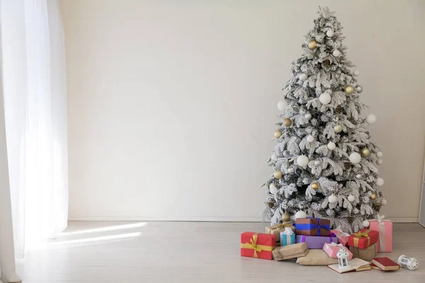 Albero di Natale all'interno della camera bianca regali vacanza di Capodanno — Foto Stock
