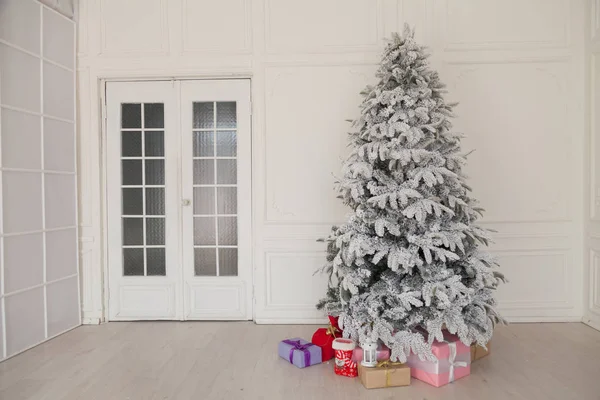 Arbre de Noël Guirlande lumières nouvel an cadeaux de vacances décor de maison blanc — Photo