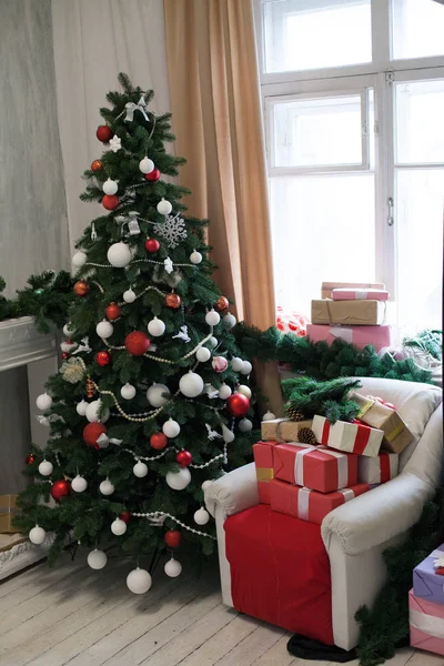圣诞树加兰灯新年假期礼物白色家居装饰 — 图库照片