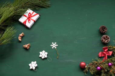 Noel masa oyuncakları hediyeler Yılbaşı dekor darbelere