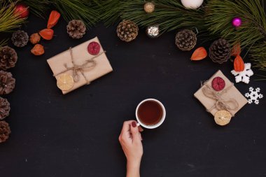 Noel arka plan yılbaşı ağacı Yılbaşı hediyeleri dekor dekorasyon kış tatil eller