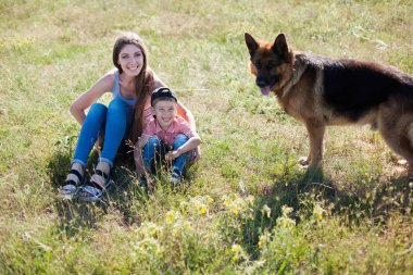 güzel kadın bir Alman çoban köpek arkadaş okulları