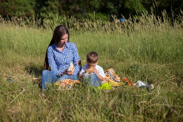 Matka i syn jedzenie na piknik na zewnątrz namiot — Zdjęcie stockowe