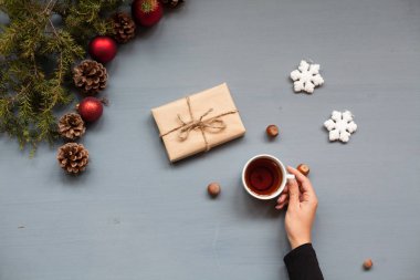 Bayan Noel arka plan yılbaşı ağacı süsleme kış tatil dekor hediye eller.