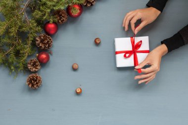 Bayan Noel arka plan yılbaşı ağacı süsleme kış tatil dekor hediye eller.