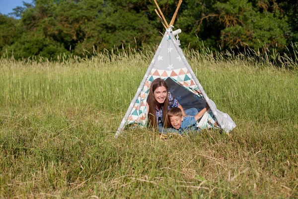 Mãe e filho em uma tenda de piquenique ao ar livre — Fotografia de Stock