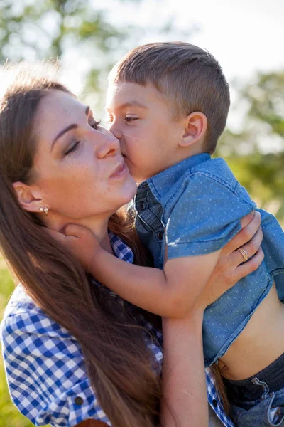 güzel bir kadın ve küçük çocuk portre güzel