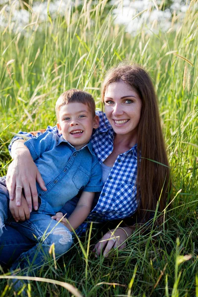 Hermosa mujer y pequeño chico retrato agradable — Foto de Stock