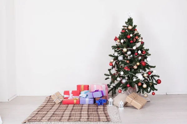 Рождественская елка гирлянда огни новогодние подарки праздник фон декора дома — стоковое фото