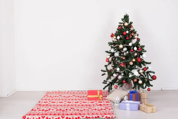 Prezenty na nowy rok świateł girlanda Christmas tree holiday tło wystrój domu — Zdjęcie stockowe