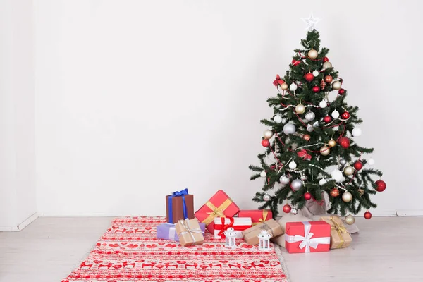 Prezenty na nowy rok świateł girlanda Christmas tree holiday tło wystrój domu — Zdjęcie stockowe