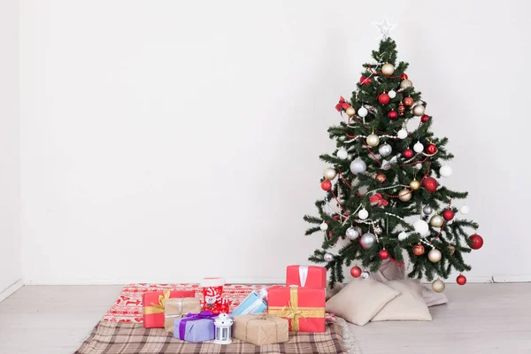 Árbol de Navidad Guirnalda luces año nuevo regalos vacaciones fondo decoración casa —  Fotos de Stock