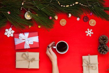 Bayan Noel arka plan yeni yıl ağacı dekorasyon kış tatil hediyeler dekor Merry Christmas eller