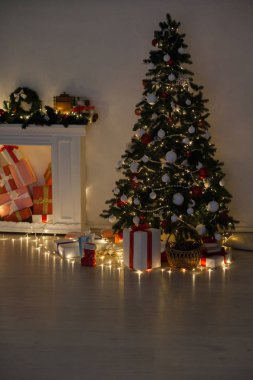 Hediyeler, Garland Işıklar Yılbaşı tatil dekorasyonu ile Noel ağacı