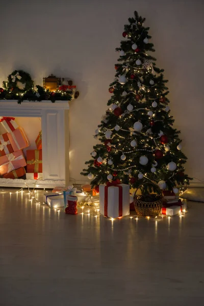 Новорічні ялинки з подарунками, гірлянди вогнів новий рік свято декор — стокове фото