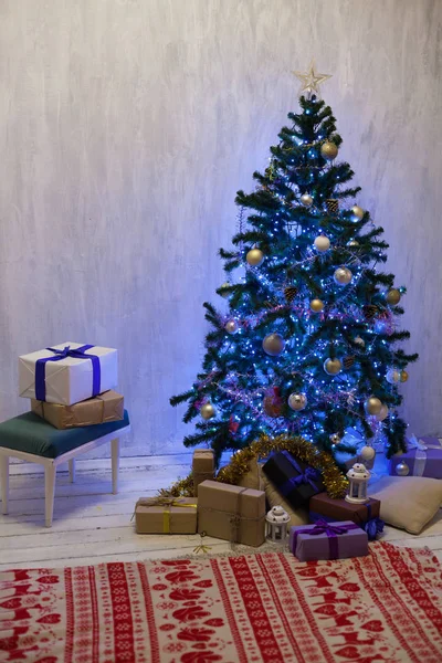 Árvore de Natal com presentes, luzes de guirlanda decoração feriado ano novo — Fotografia de Stock