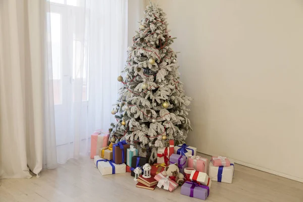크리스마스 트리 하우스 인테리어 새 해 휴가 선물 겨울 장식 — 스톡 사진