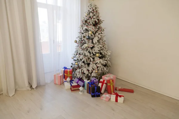 Árbol de Navidad Casa Interior año nuevo regalos de vacaciones decoración de invierno —  Fotos de Stock