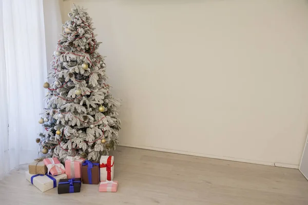 Árbol de Navidad Casa Interior año nuevo regalos de vacaciones decoración de invierno — Foto de Stock