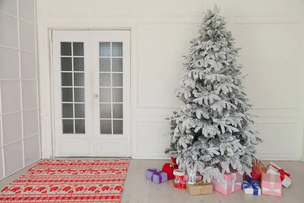 Wnętrze pokoju nowy rok ozdoba drzewa zimowe wakacje prezenty — Zdjęcie stockowe