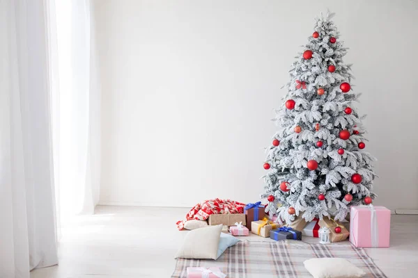 Inre rum nyår träd dekoration vintern semester julklappar — Stockfoto