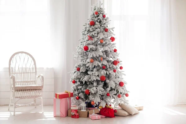 Navidad interior habitación año nuevo árbol decoración invierno vacaciones regalos — Foto de Stock
