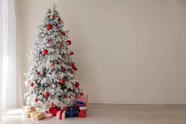 Karácsonyfa füzér fények újév ünnep ajándékok fehér lakberendezés — Stock Fotó