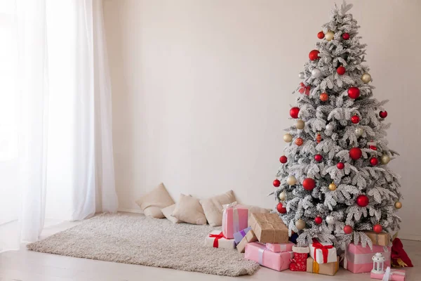 Arbre de Noël Guirlande lumières nouvel an cadeaux de vacances décor de maison blanc — Photo