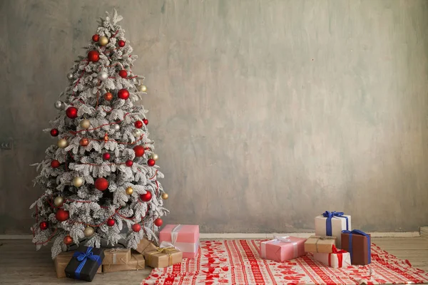 크리스마스 트리 화 환 빛 새 해 휴가 선물 화이트 홈 인테리어 — 스톡 사진