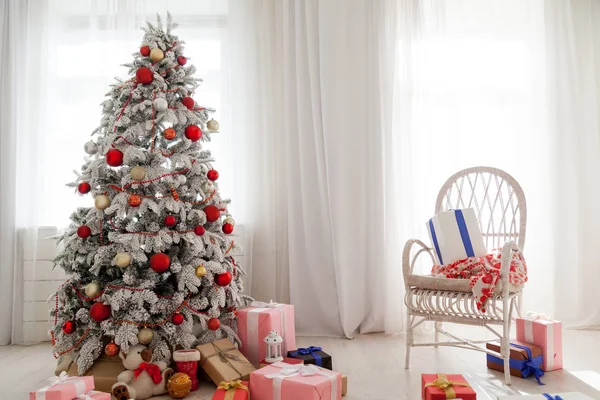 Рождественская елка гирлянда огни Новый год подарки белый дом декор — стоковое фото