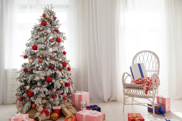 Arbre de Noël Guirlande lumières nouvel an cadeaux de vacances décor de maison blanc — Photo