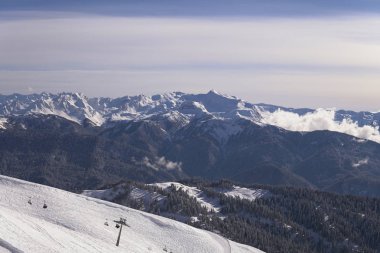 Resort dağ manzarası kar snowboard kayakçı Kayak