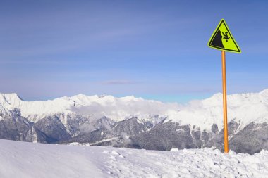 Uyarı işareti ski resort kar kış uçurumun üzerinde
