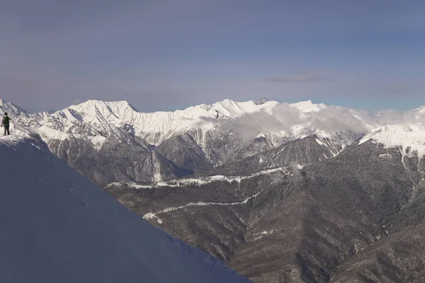 Лыжники фотографирования ландшафта гор зимний сноуборд приятно — стоковое фото