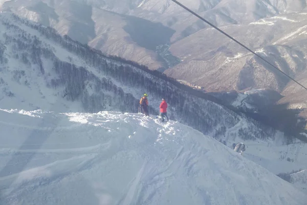 Esquiadores e snowboarders passeio nas encostas da montanha da estação de esqui férias de inverno viagens — Fotografia de Stock