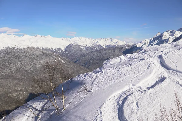Skieurs et snowboarders montent sur les pentes de montagne de la station de ski vacances d'hiver Voyage — Photo