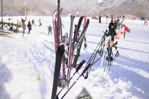 Esquís alpinos y tablas de snowboard en la estación de esquí de nieve vacaciones — Foto de Stock