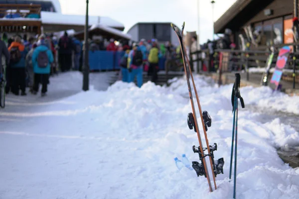 Esquís alpinos y tablas de snowboard en la estación de esquí de nieve vacaciones — Foto de Stock